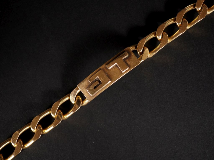 Bracelet gourmette en or jaune 750, monogrammé J. T.  Poids : 88 g   