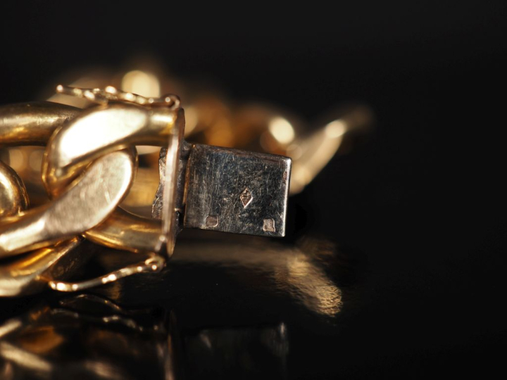 Bracelet gourmette en or jaune 750, monogrammé J. T.  Poids : 88 g   