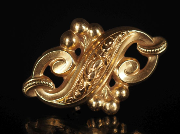 Broche ajourée en or jaune 750, à décor d'enroulements, feuillage et f