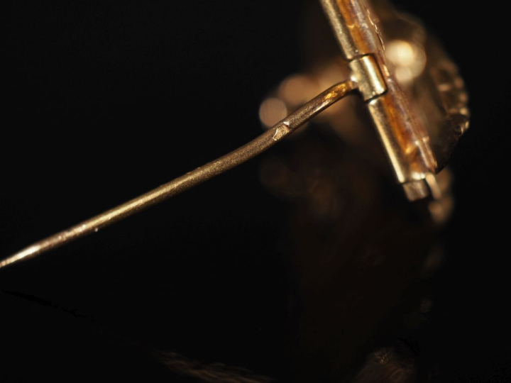 Broche ajourée en or jaune 750, à décor d'enroulements, feuillage et f