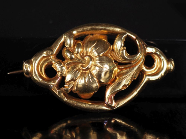 Broche Art Nouveau en or 750, à décor de fleur. Poids : 3,6 g   