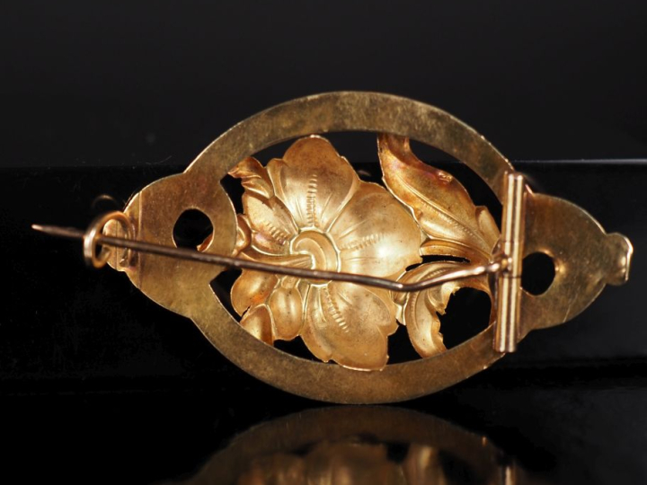 Broche Art Nouveau en or 750, à décor de fleur. Poids : 3,6 g   