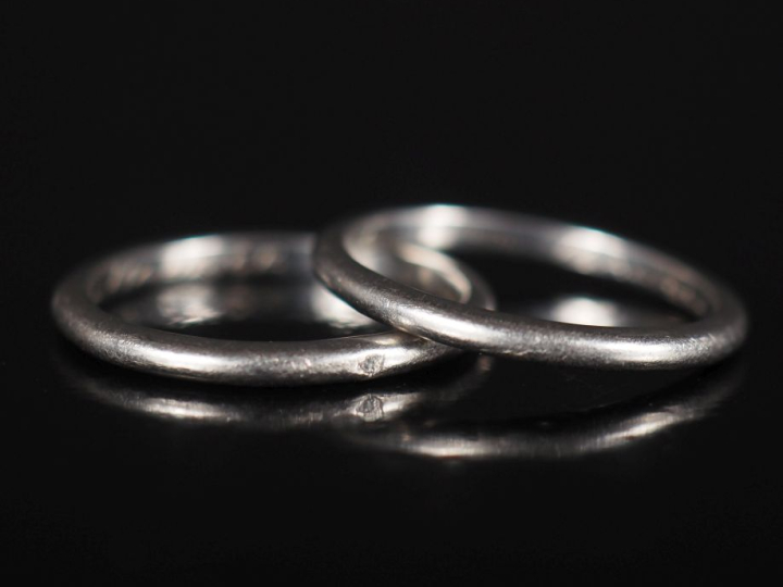 Deux différentes alliance en platine 850. Gravées.  Poids. 5,78 g   