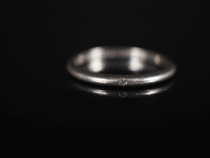 Deux différentes alliance en platine 850. Gravées.  Poids. 5,78 g   