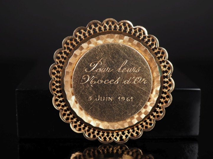 Broche "noces d'or" en or 750.  Poids : 18,1 g Diam. 4,9 cm   