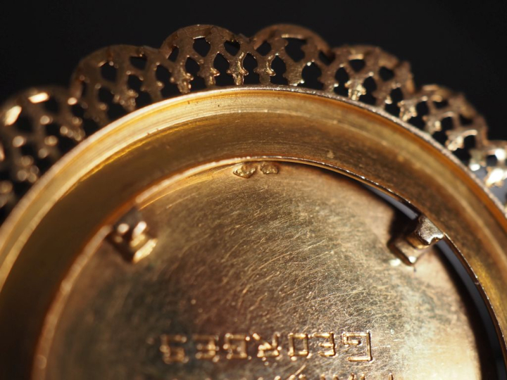 Broche "noces d'or" en or 750.  Poids : 18,1 g Diam. 4,9 cm   