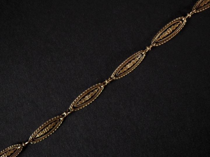 Bracelet souple en or jaune 750, composé de maillons ajourés, à décor 