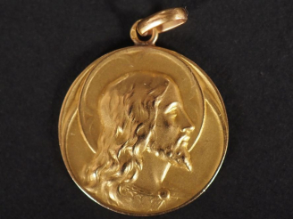 Vente aux enchères Médaille religieuse en or jaune 750, figurant le Christ de profil.  Le