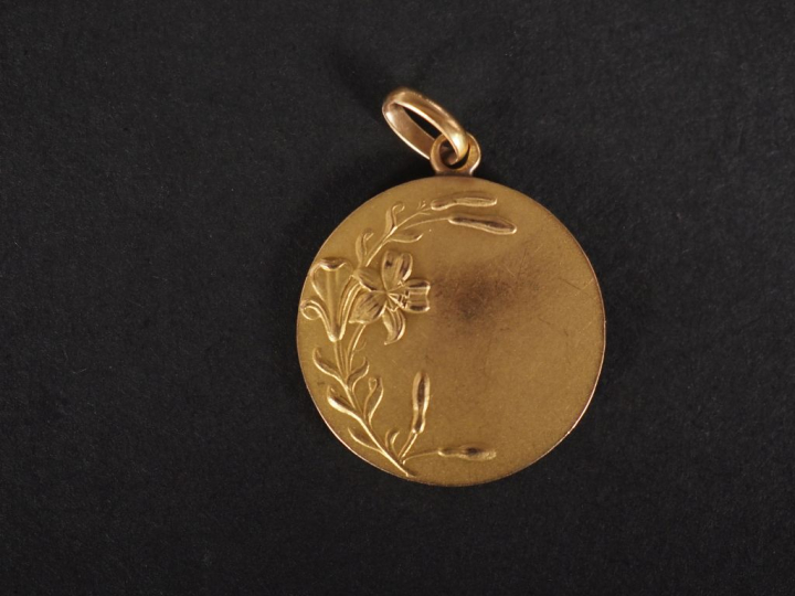 Médaille religieuse en or jaune 750, figurant le Christ de profil.  Le