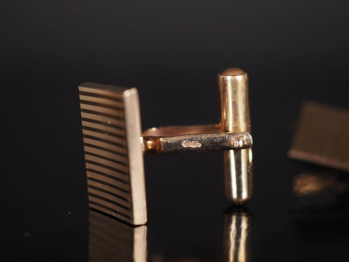 Paire de boutons de manchette en or jaune 750, à décor de stries.  Dim