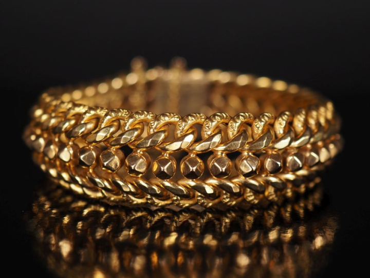 Bracelet manchette en or jaune 750, maille tressée et ajourée.  Chaine