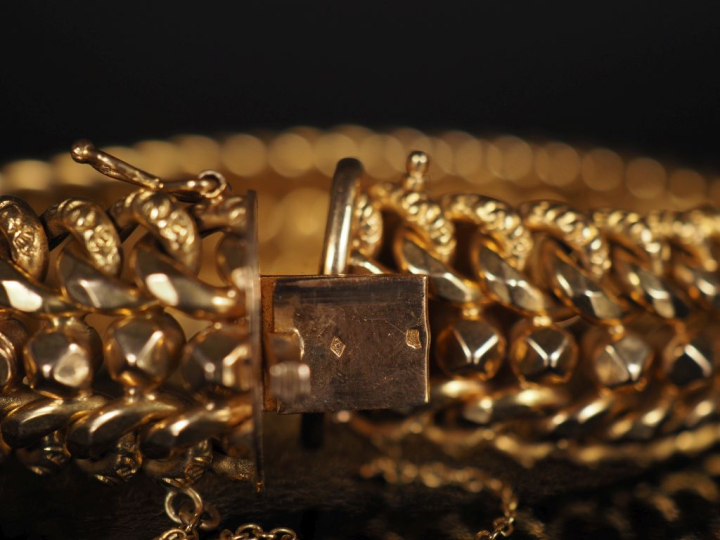 Bracelet manchette en or jaune 750, maille tressée et ajourée.  Chaine
