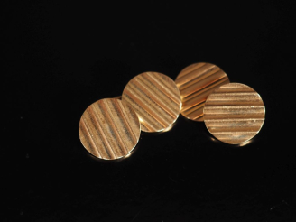 Vente aux enchères Paire de boutons de manchettes en or jaune 750, à décor ondulé.  Diam.