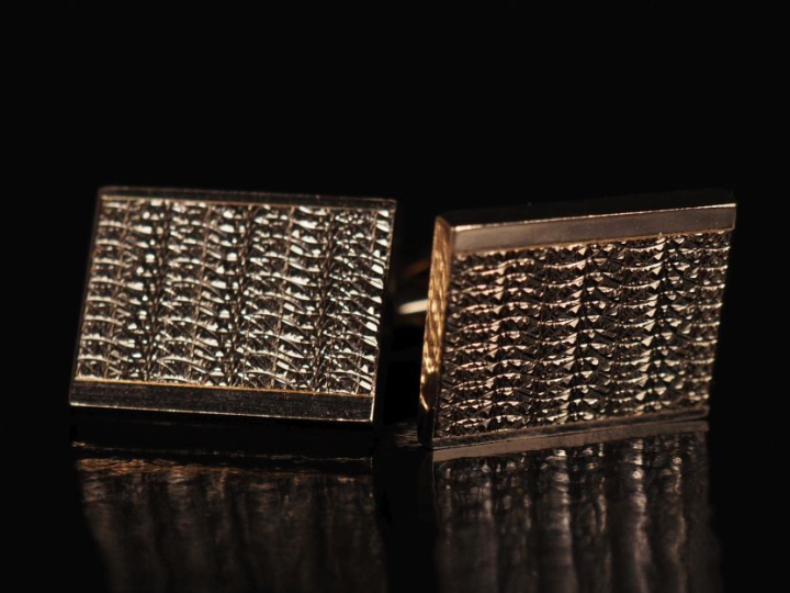Paire de boutons de manchette en or jaune 750, à décor stylisé.  Dim. 