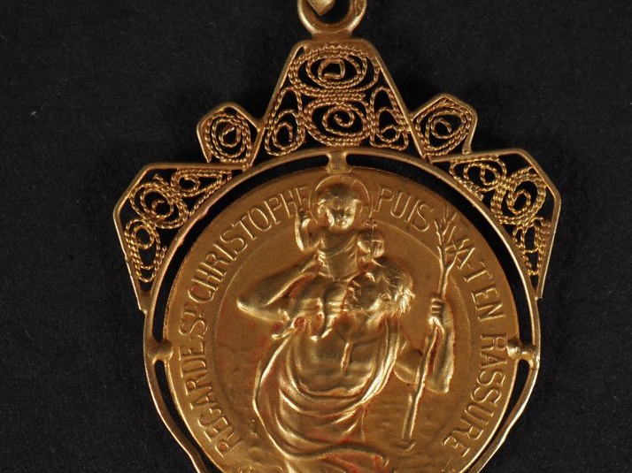 Médaille religieuse en or jaune 750, figurant Saint Christophe portant