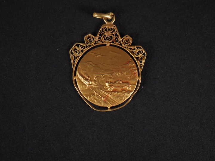 Médaille religieuse en or jaune 750, figurant Saint Christophe portant