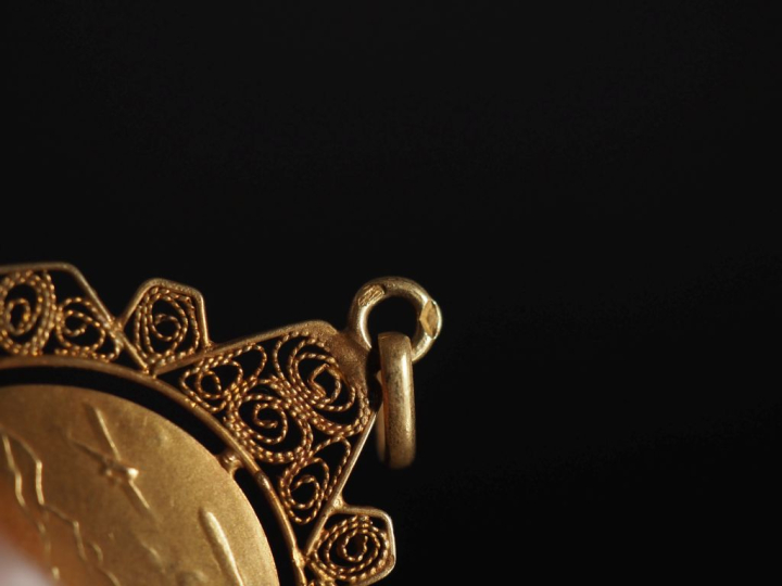 Médaille religieuse en or jaune 750, figurant Saint Christophe portant