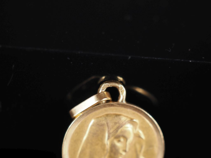 Médaille religieuse en or jaune 750, figurant la Sainte Vierge de prof
