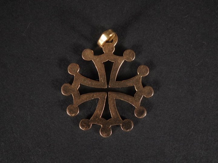 Pendentif ajouré en or jaune 750, en forme de croix du Languedoc. 2,7 