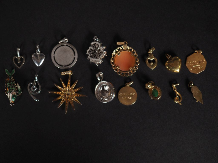 Ensemble comprenant   une médaille religieuse un pendentif "plus qu'hi