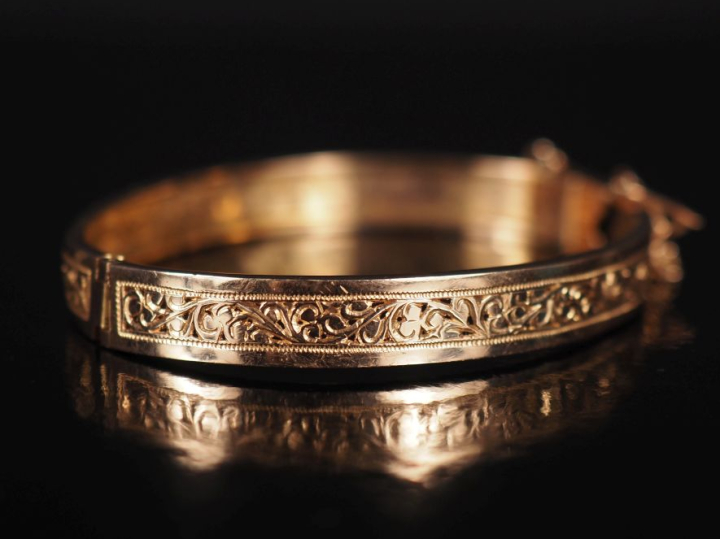 Bracelet de bébé en or 750, décor gravé et ajouré de rinceaux Poids : 
