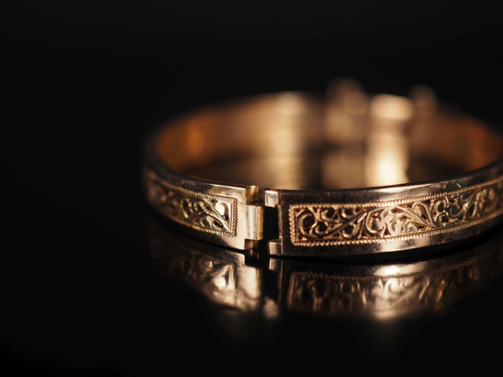 Bracelet de bébé en or 750, décor gravé et ajouré de rinceaux Poids : 
