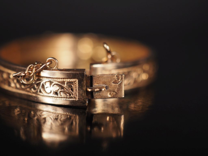 Bracelet de bébé en or 750, décor gravé et ajouré de rinceaux Poids : 