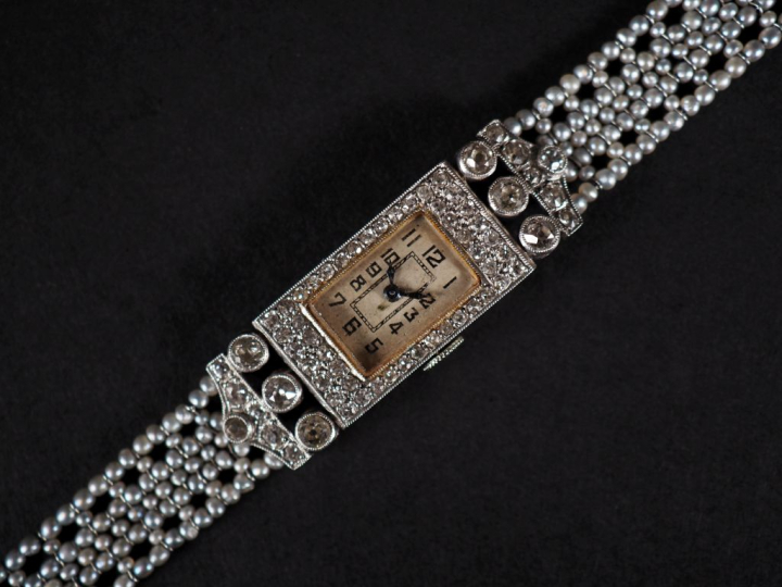 Montre de dame Art Déco, boitier en platine entouré de diamants, brace