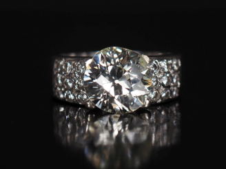 Vente aux enchères Bague jonc en or blanc 750, sertie en son centre d'un diamant taille c