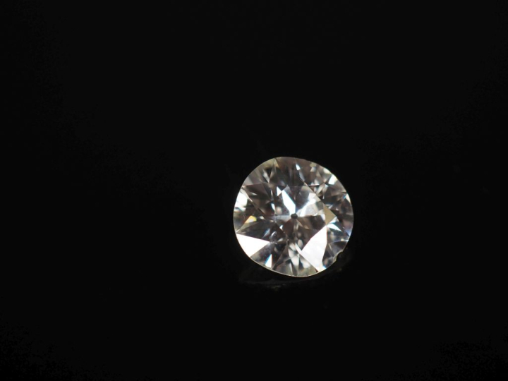 Bague jonc en or blanc 750, sertie en son centre d'un diamant taille c