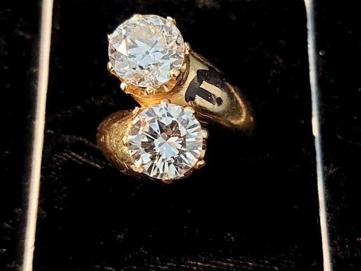 Bague dite "Toi   Moi" en or jaune 750, sertie de deux diamants. L'un,