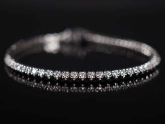 Vente aux enchères Superbe bracelet en or gris 750 et diamants, ligne de 71 diamants pour