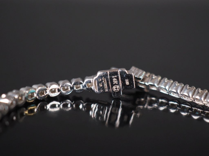 Superbe bracelet en or gris 750 et diamants, ligne de 71 diamants pour