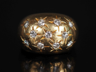 Vente aux enchères Bague jonc en or 750 et 11 diamants. Poids : 24 g   