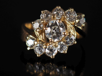 Vente aux enchères Bague de forme tourbillon en or jaune 750, sertie en son centre d'un d