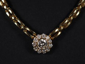 Vente aux enchères Collier en or 750, malle tank agrémenté d'un pendentif marguerite diam