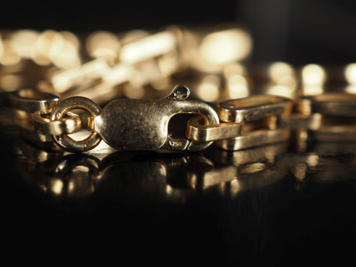 Collier en or 750, malle tank agrémenté d'un pendentif marguerite diam