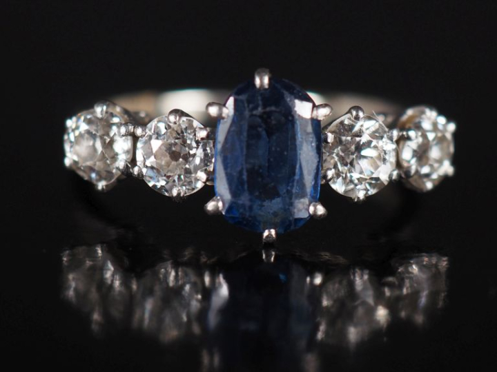 Bague jonc en or blanc 750 et platine, sertie en son centre d'un saphi