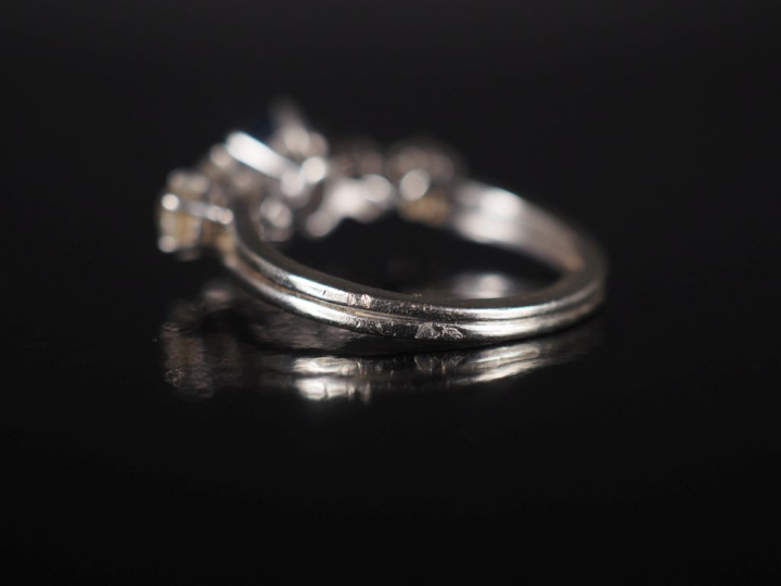 Bague jonc en or blanc 750 et platine, sertie en son centre d'un saphi