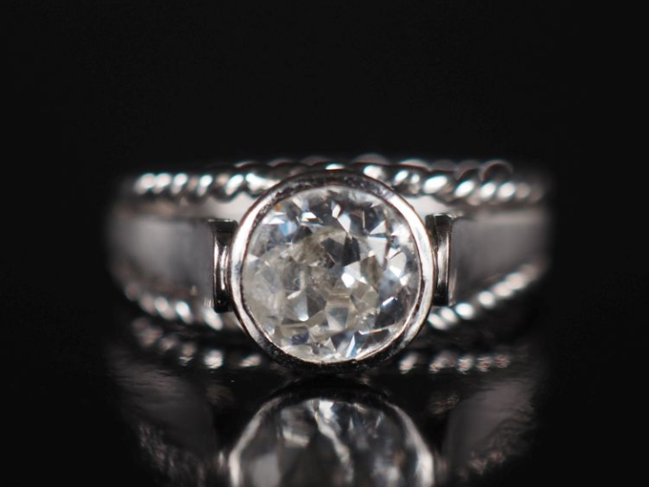 Bague de forme solitaire en or blanc 750, ornée en son centre d'un dia