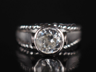 Vente aux enchères Bague de forme solitaire en or blanc 750, ornée en son centre d'un dia