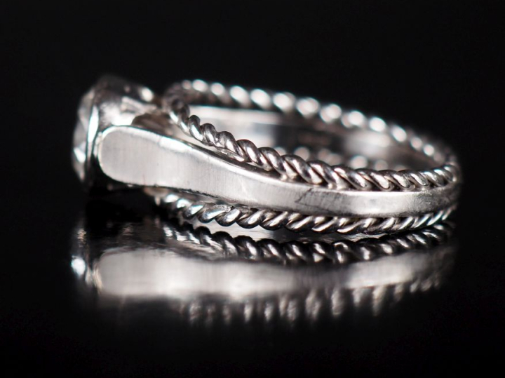 Bague de forme solitaire en or blanc 750, ornée en son centre d'un dia