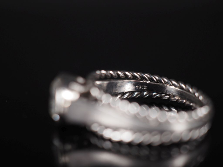 Bague de forme solitaire en or blanc 750, ornée en son centre d'un dia