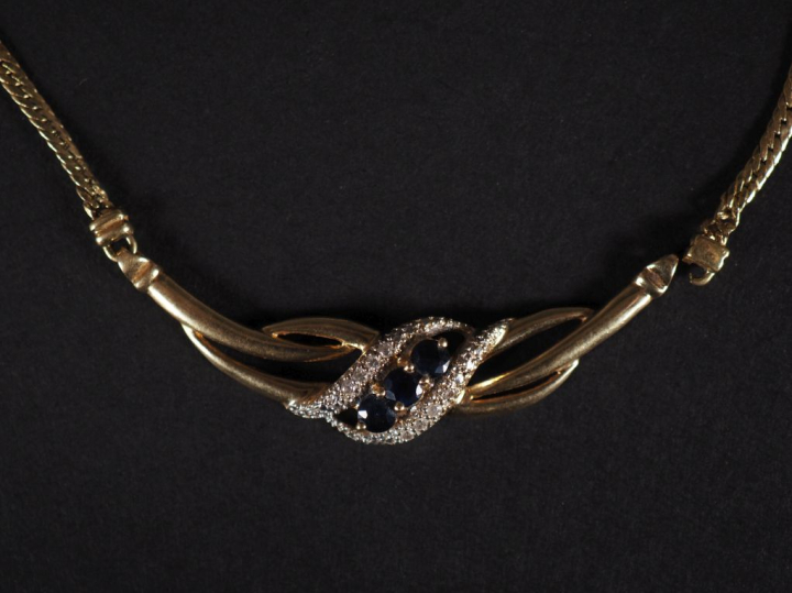 Collier en or 750, maille plate tressée et pendentif en or jaune 750 a