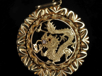 Vente aux enchères Pendentif de style Extrême Orient en or jaune 750 et diamant, déco de 