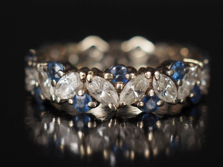 Alliance américaine en or blanc ou platine, diamants ovales et saphirs