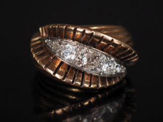 Vente aux enchères Bague 1940 en or jaune 750 sertie d'un pavage de diamants  Jolie montu
