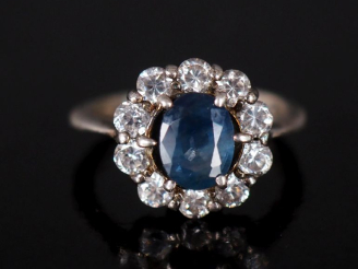 Vente aux enchères Bague marguerite, saphir entouré de 10 diamants. Poids tel : 4,35 g   