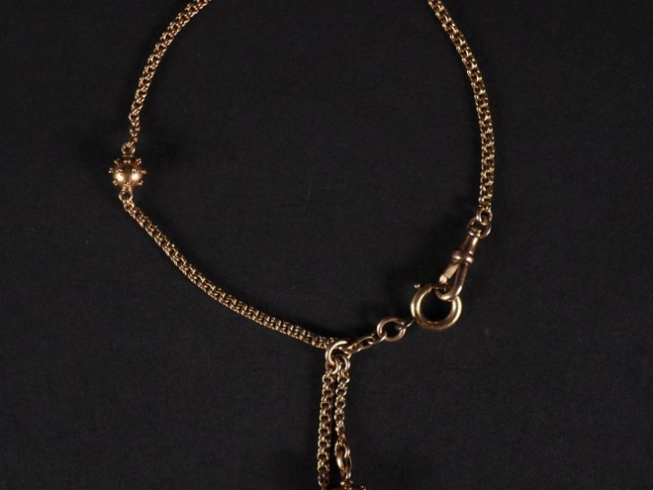 Petite giletière en or 750, 4 perles en pendeloque. Poids : 5,5 g   