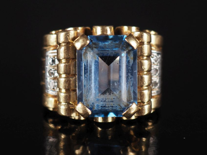 Importante bague tank en or jaune 750, sertie en son centre d'une pier